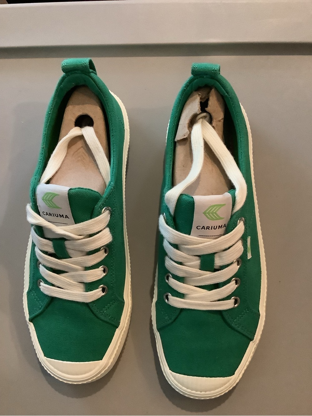 Cariuma Green Canvas Low Sneakers with White Accents women’s 7 Brand New